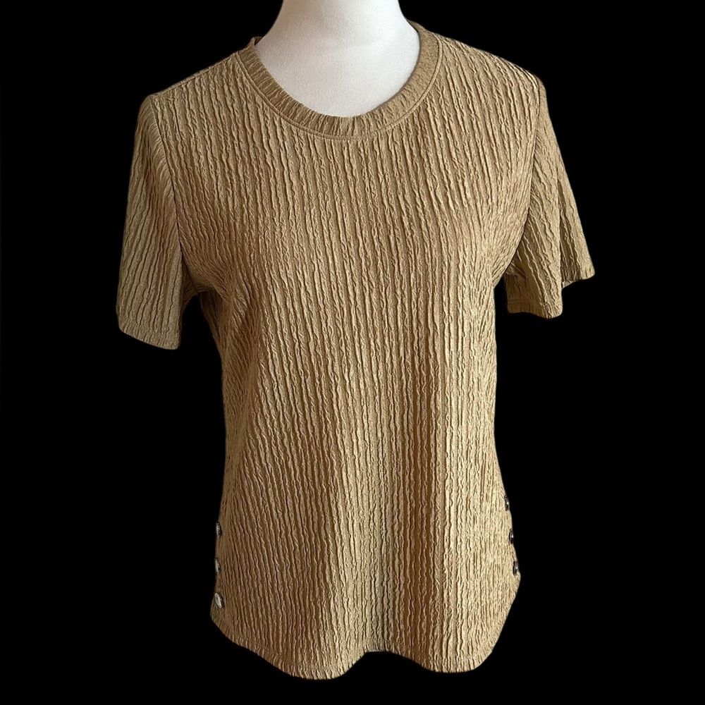 Pretty, unbranded shirt with stretchy fabric which requires no maintenance.